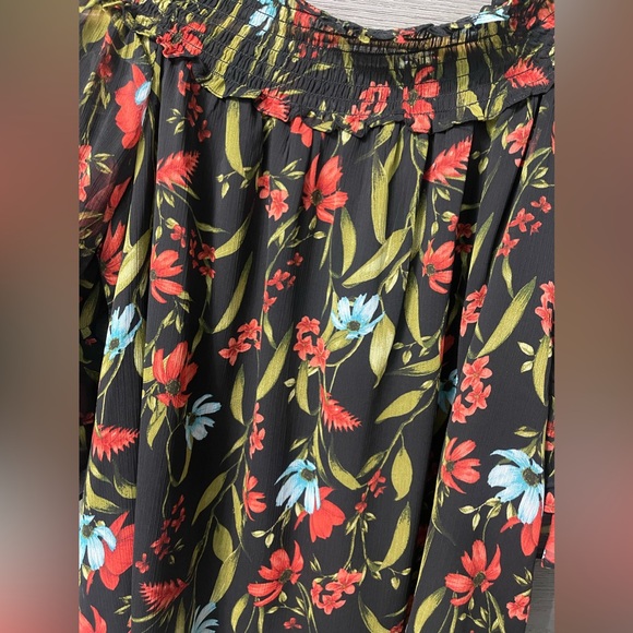 CeCe Black Blue Red Floral Ruffle Off the Shoulder Blouse Sz Medium - Picture 5 of 11